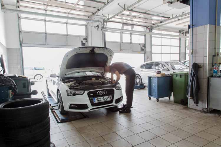 Quels sont les avantages d'une révision mécanique régulière pour la longévité de sa voiture en Guadeloupe ?
